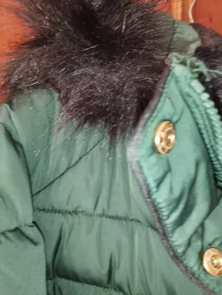 Abrigo verde con capucha y pelo