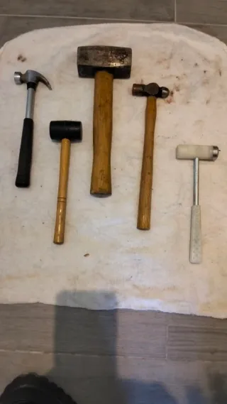 Lote de 4 martillos y 1 maza