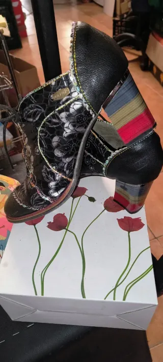 Zapatos Laura Vita negros y multicolor