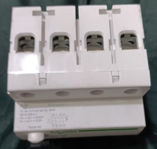 Schneider Electric A9F04440. Casi nuevo.