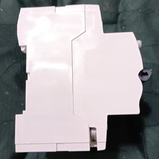 Schneider Electric A9F04440. Casi nuevo.