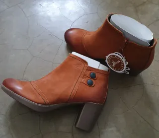 Botas camel com salto