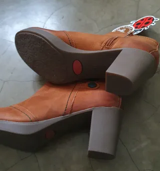 Botas camel com salto