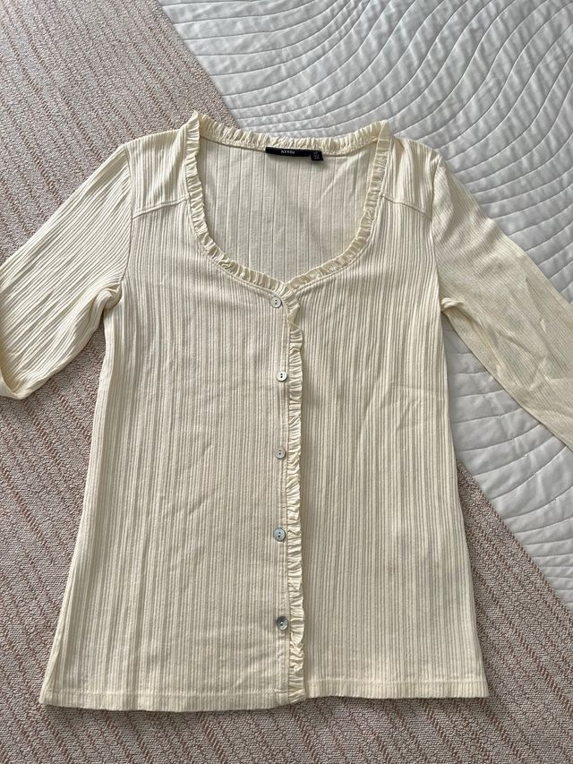 Top beige mujer con botones