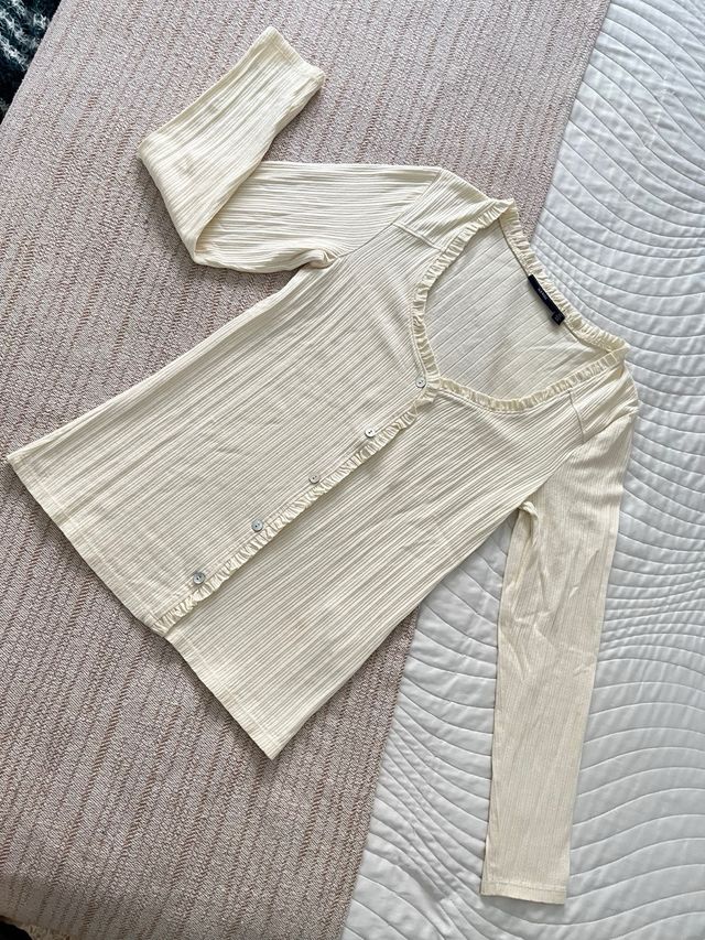 Top beige mujer con botones