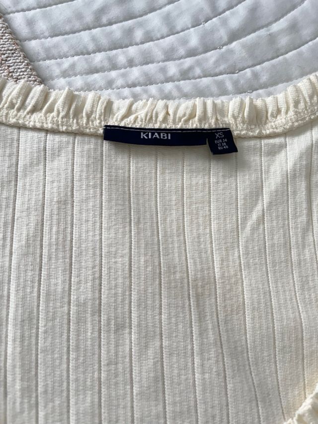 Top beige mujer con botones