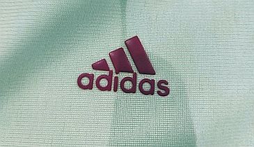 Sudadera Adidas Blanca y Negra con Detalles Rojos