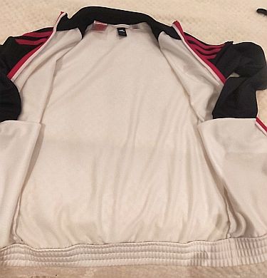 Sudadera Adidas Blanca y Negra con Detalles Rojos