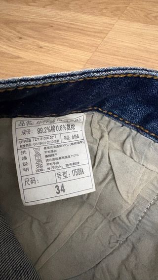 Pantalón vaquero azul con salpicaduras
