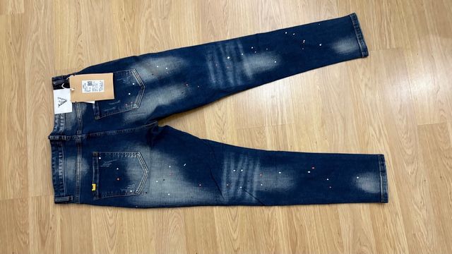 Pantalón vaquero azul con salpicaduras