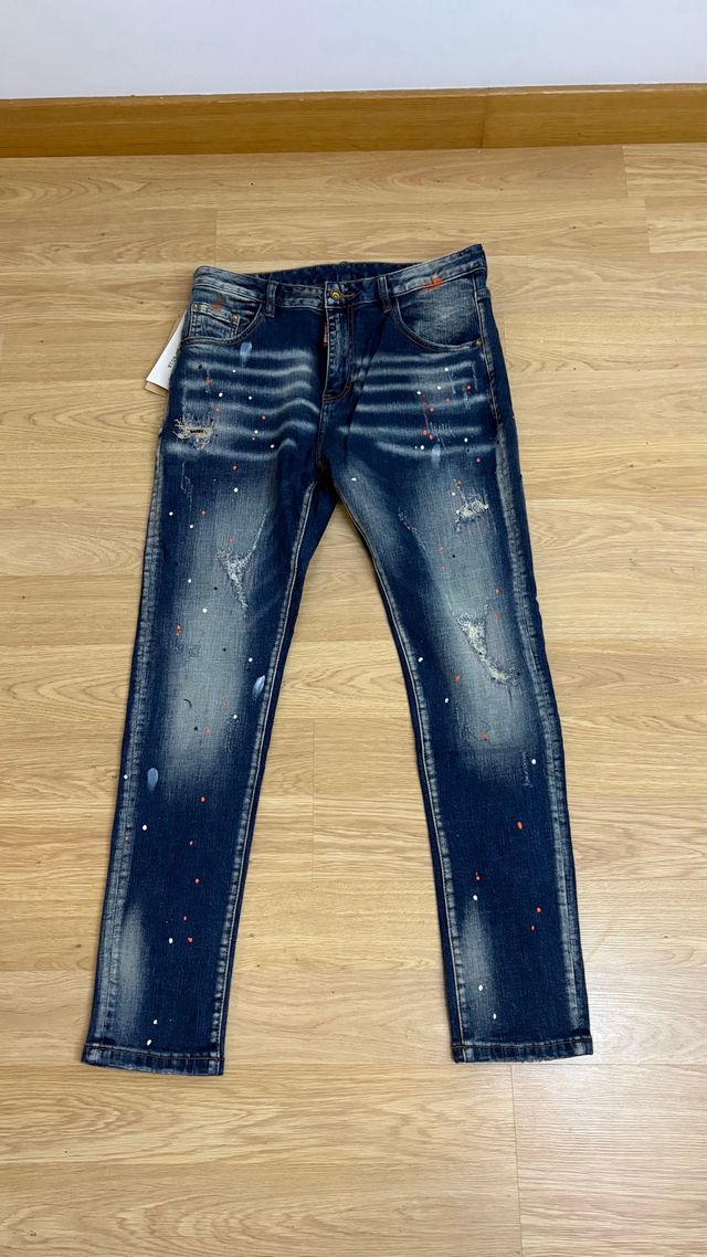 Pantalón vaquero azul con salpicaduras