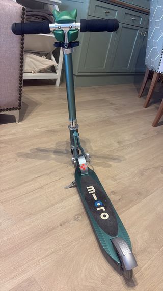 Patinete Micro verde con cabeza de cocodrilo