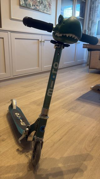 Patinete Micro verde con cabeza de cocodrilo