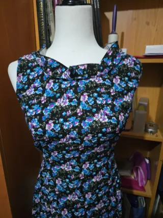 Vestido de flores negro y multicolor