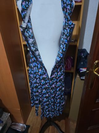 Vestido de flores negro y multicolor