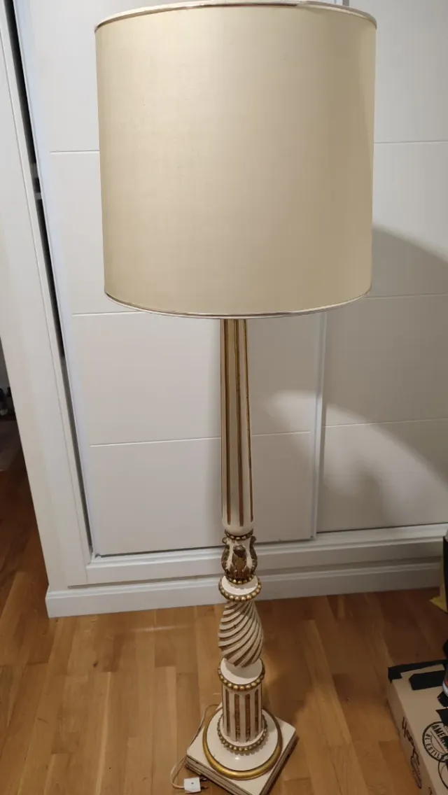 Lámpara de pie antigua beige y dorada