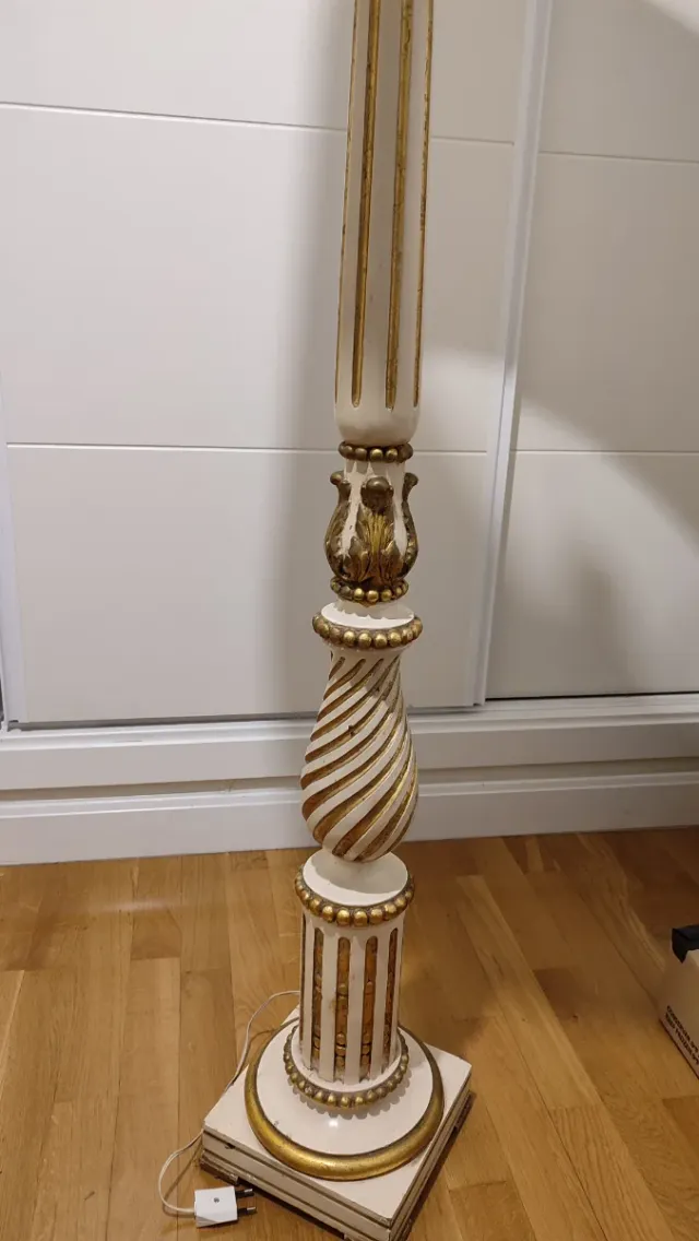 Lámpara de pie antigua beige y dorada