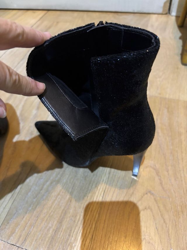 Botines negros de pelo brillante tacón alto