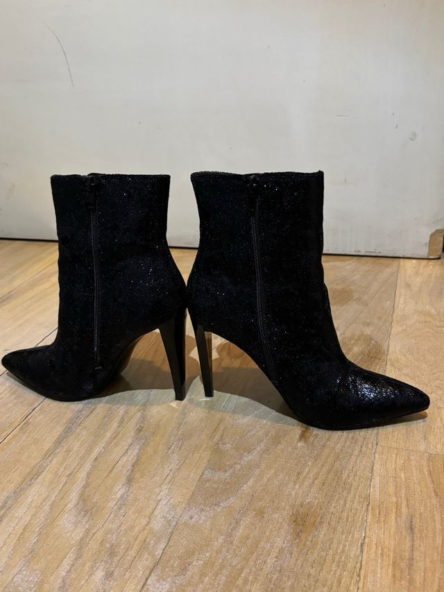 Botines negros de pelo brillante tacón alto