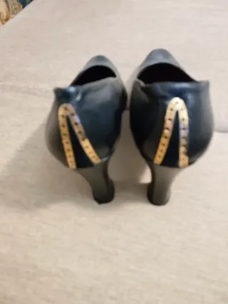 Zapatos de tacón negros y dorados mujer