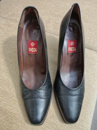 Zapatos de tacón negros y dorados mujer