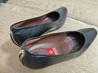 Zapatos de tacón negros y dorados mujer