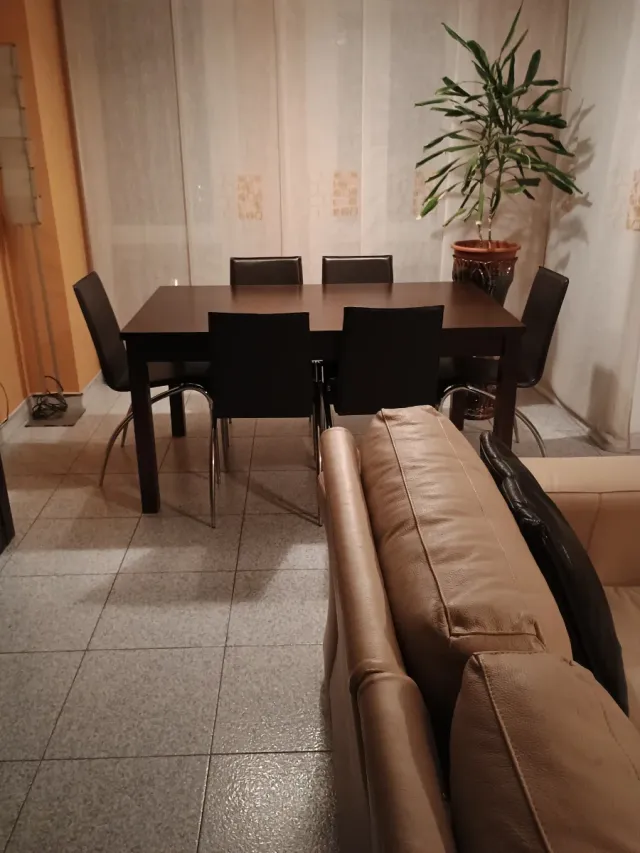 Seis sillas polipiel marrón y aluminio