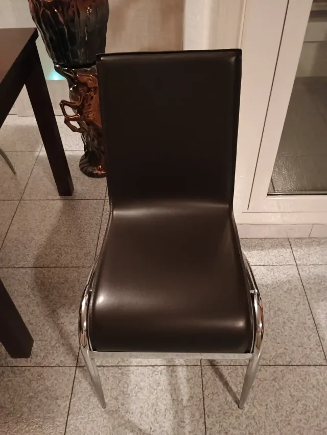 Seis sillas polipiel marrón y aluminio