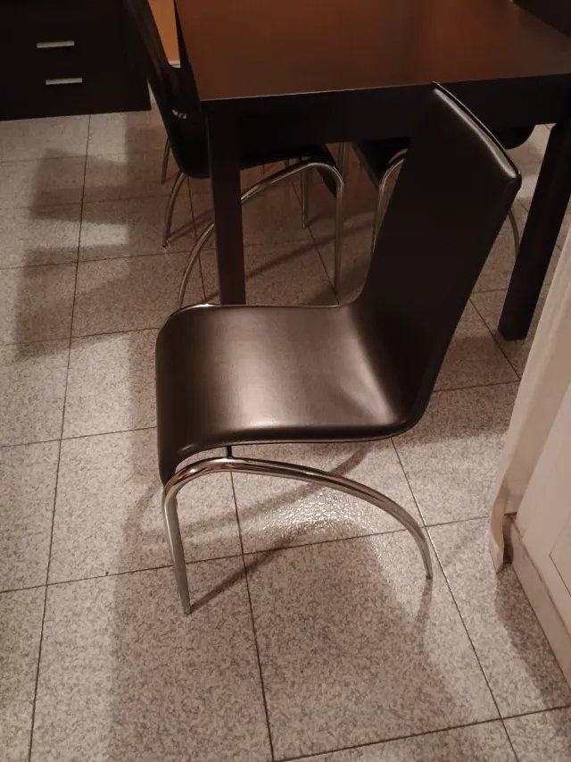 Seis sillas polipiel marrón y aluminio