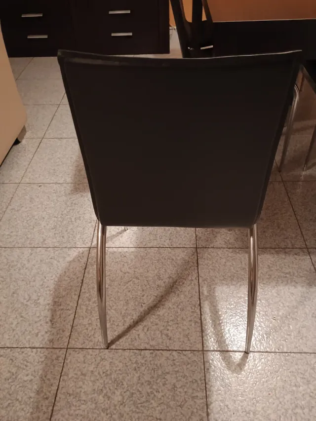 Seis sillas polipiel marrón y aluminio