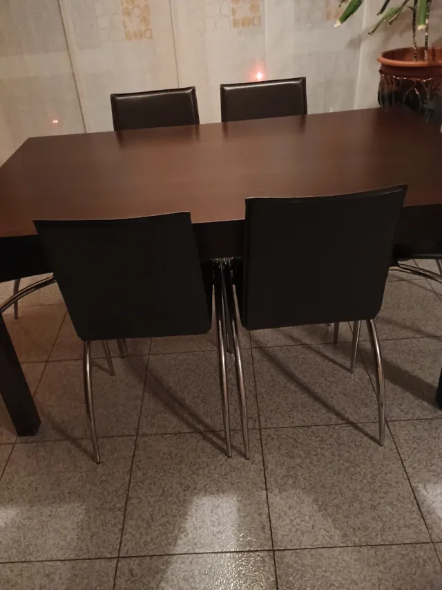 Seis sillas polipiel marrón y aluminio