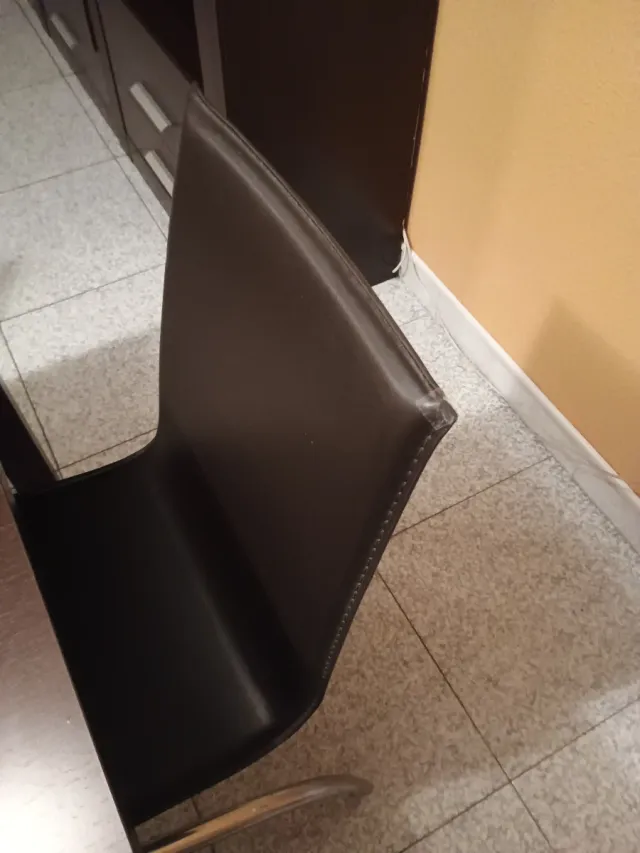 Seis sillas polipiel marrón y aluminio