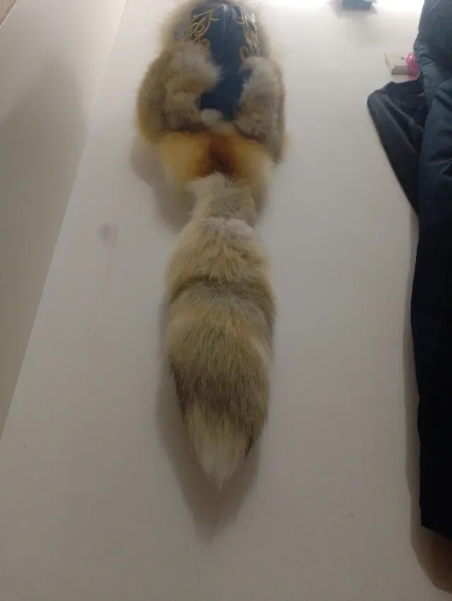 Gorro kazajo de piel zorro comprado en Almaty.