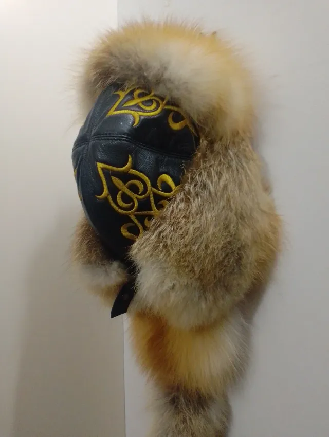 Gorro kazajo de piel zorro comprado en Almaty.