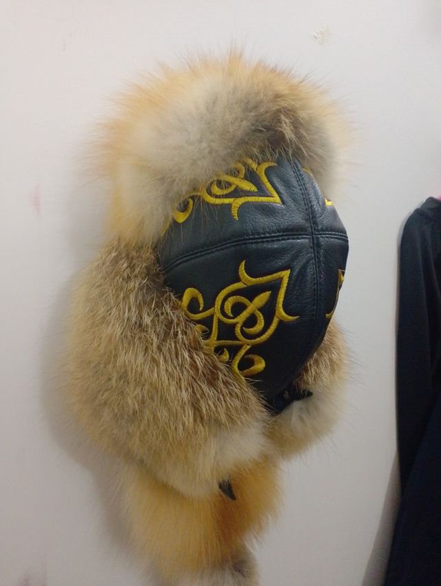 Gorro kazajo de piel zorro comprado en Almaty.