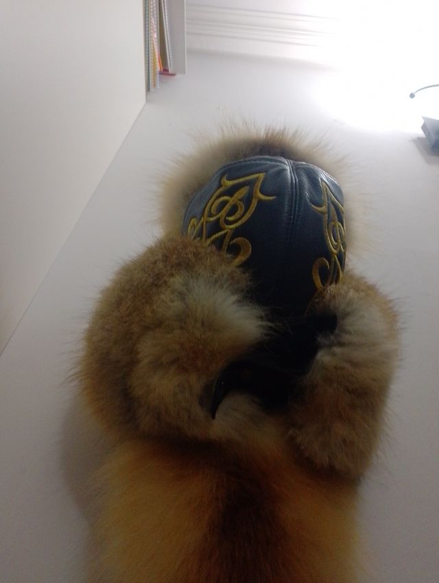 Gorro kazajo de piel zorro comprado en Almaty.