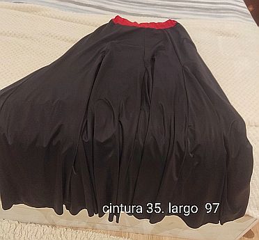 Falda flamenca y mantón bordado