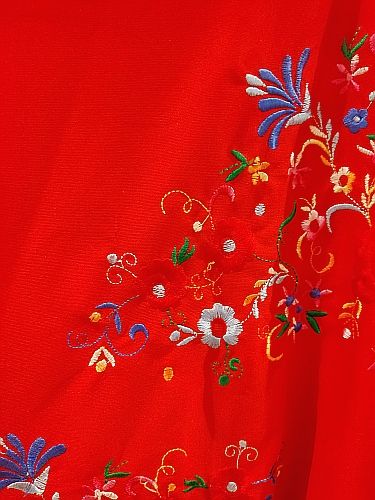 Falda flamenca y mantón bordado