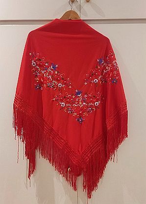 Falda flamenca y mantón bordado