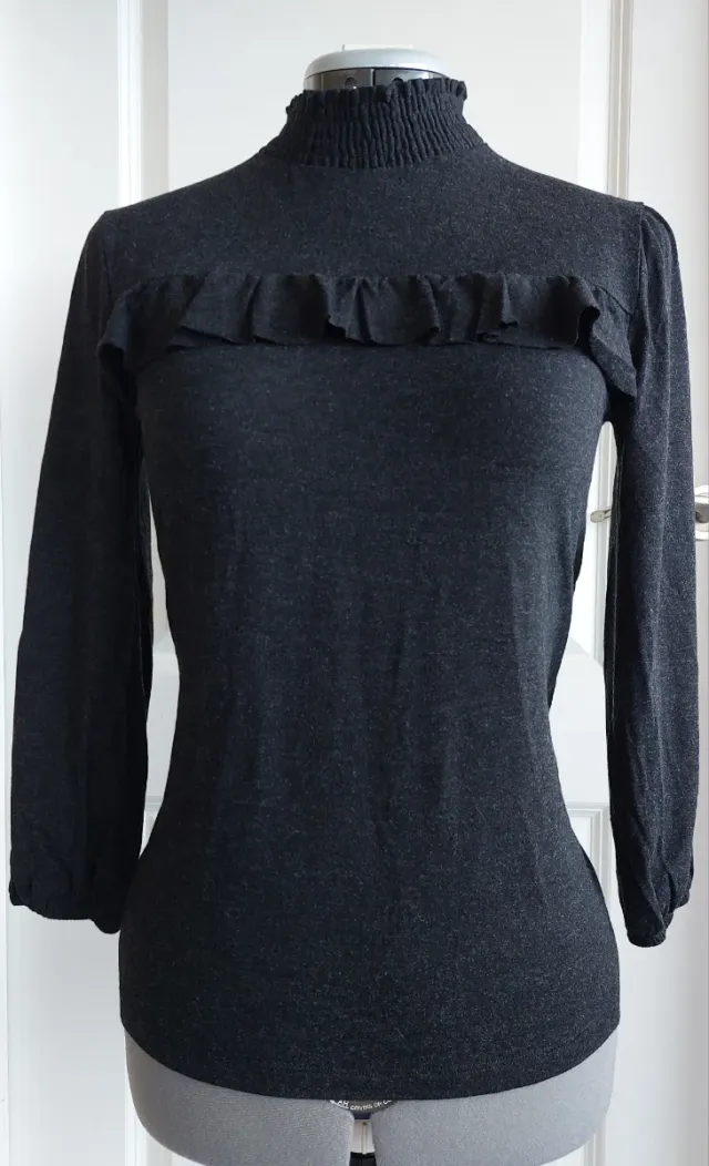 Top gris manga 3/4 con volantes.