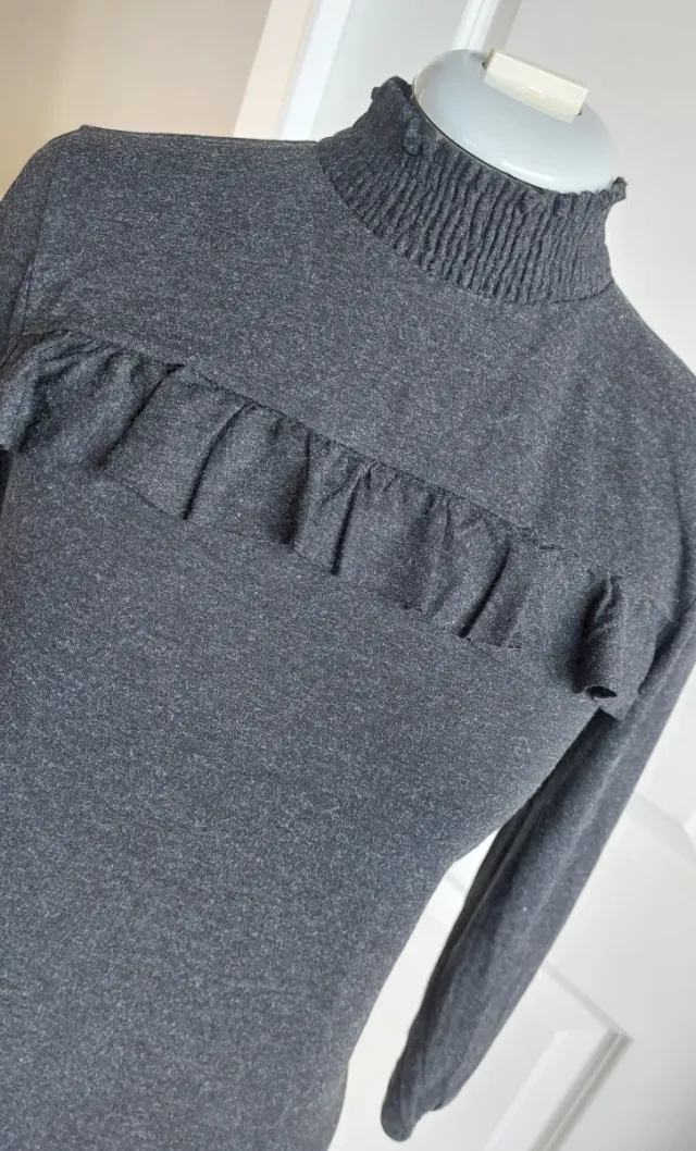 Top gris manga 3/4 con volantes.