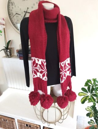Bufanda de invierno roja con pompones