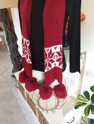 Bufanda de invierno roja con pompones