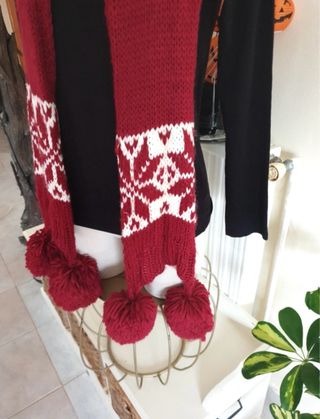 Bufanda de invierno roja con pompones