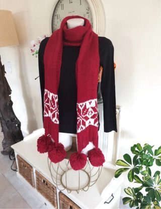 Bufanda de invierno roja con pompones