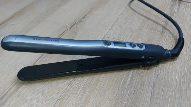 Plancha de pelo Remington negra y plateada