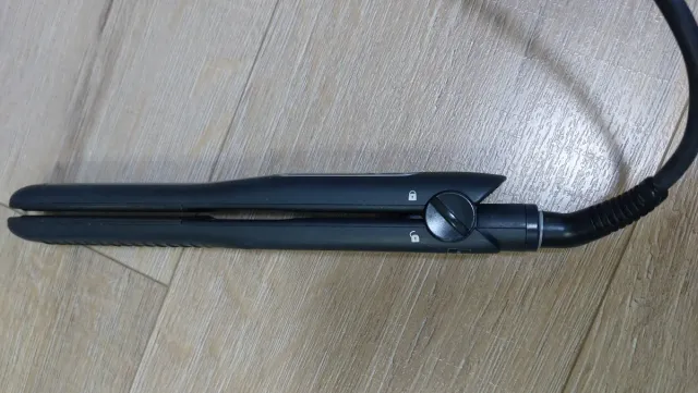 Plancha de pelo Remington negra y plateada