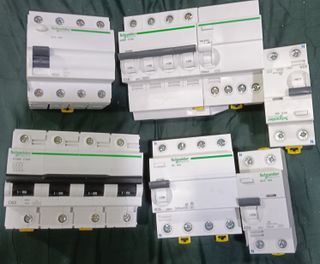 Lote Schneider Electric. Casi nuevo.