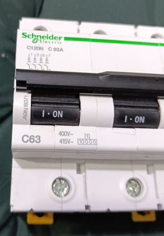 Lote Schneider Electric. Casi nuevo.