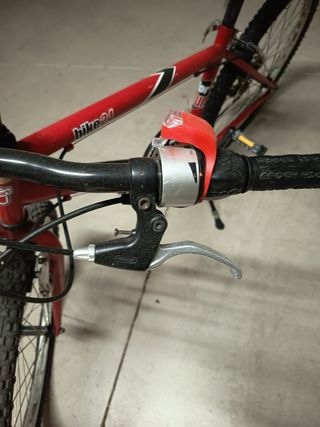 Bicicleta roja y negra niño